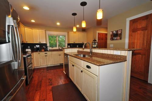 Lakeside Story Six-bedroom Holiday Home