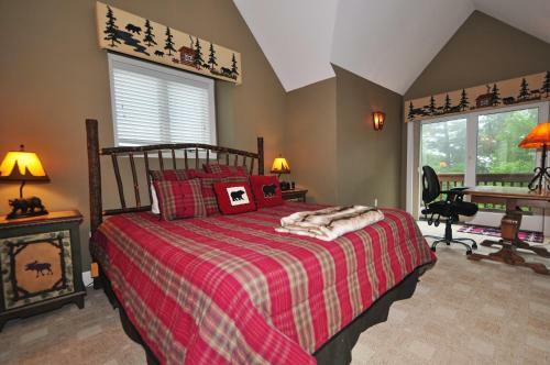 Lakeside Story Six-bedroom Holiday Home
