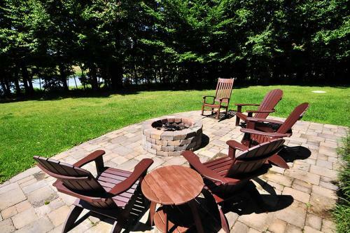 Lakeside Story Six-bedroom Holiday Home