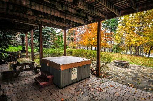 Lakeside Story Six-bedroom Holiday Home