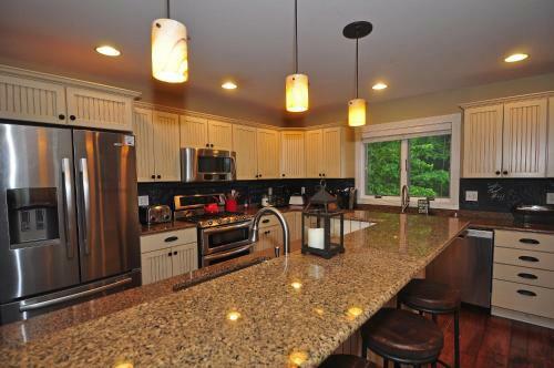Lakeside Story Six-bedroom Holiday Home