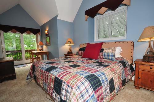 Lakeside Story Six-bedroom Holiday Home