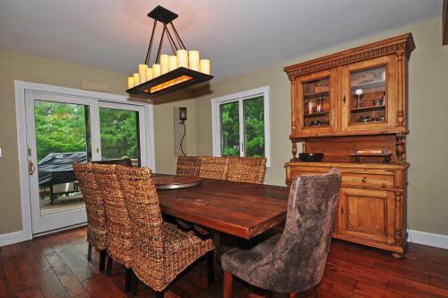 Lakeside Story Six-bedroom Holiday Home