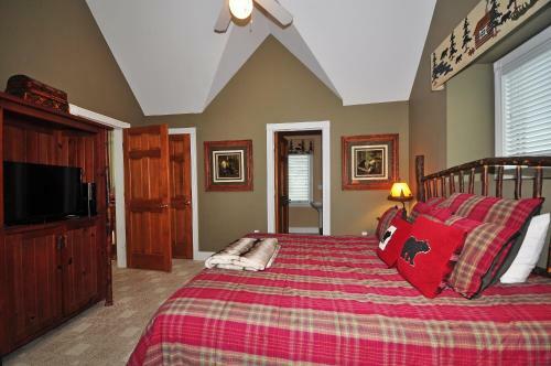 Lakeside Story Six-bedroom Holiday Home