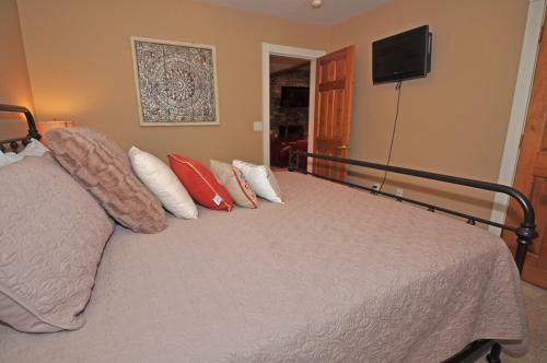 Lakeside Story Six-bedroom Holiday Home