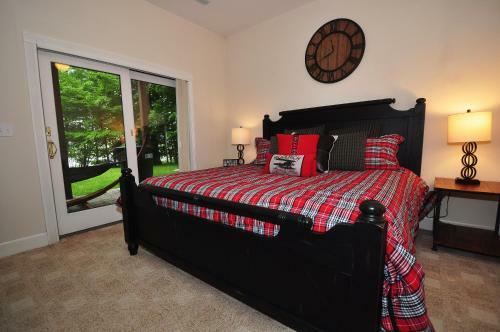 Lakeside Story Six-bedroom Holiday Home