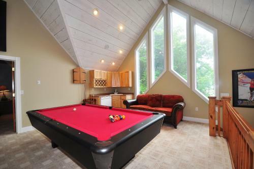 Lakeside Story Six-bedroom Holiday Home