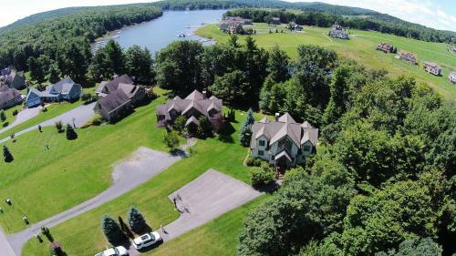 Lakeside Story Six-bedroom Holiday Home