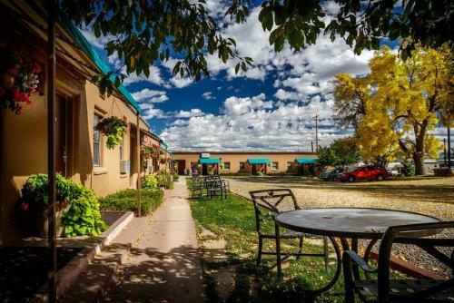 Motel Stone Lizard Lodging