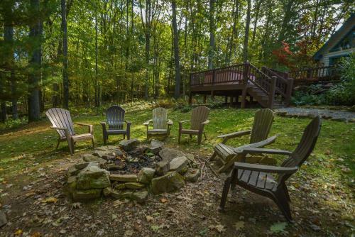 Swimming Bear Lodge Four-bedroom Holiday Home