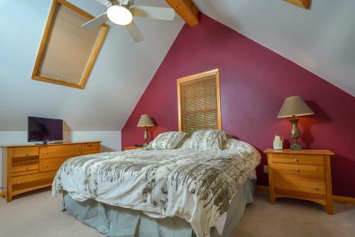 Swimming Bear Lodge Four-bedroom Holiday Home