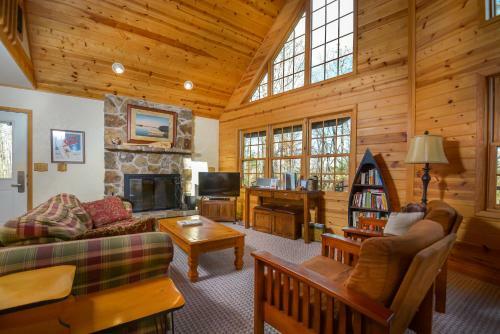 Swimming Bear Lodge Four-bedroom Holiday Home