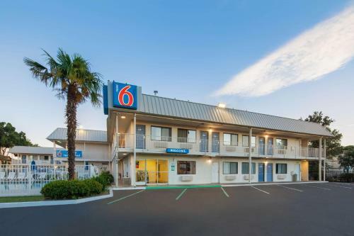 Motel 6 Woodland - Sacramento Area