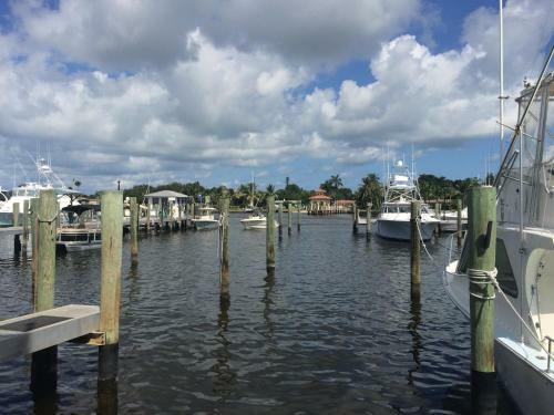Hotel Pirate's Cove Resort And Marina - Stuart