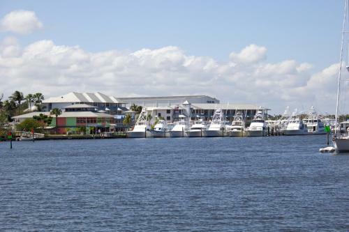 Hotel Pirate's Cove Resort And Marina - Stuart