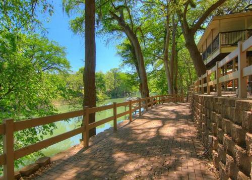 Leaning Oak Prd923 Home