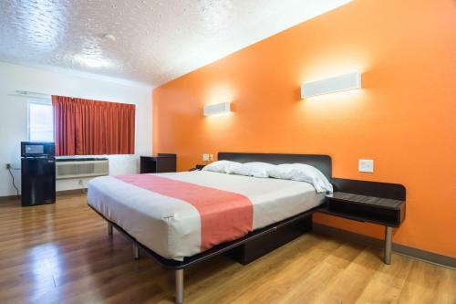 Motel 6 Globe