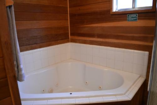 Lodge Whispering Pines Resort