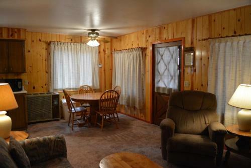 Lodge Whispering Pines Resort