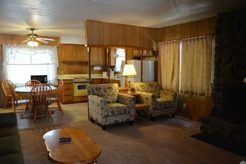 Lodge Whispering Pines Resort