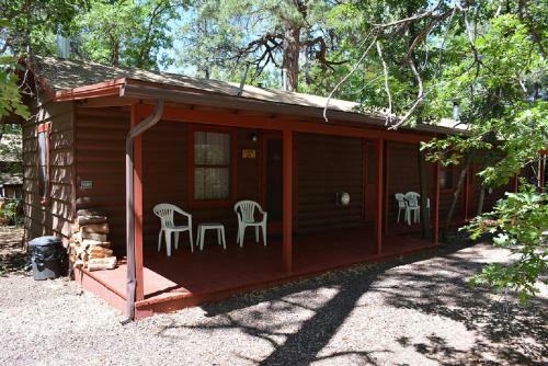 Lodge Whispering Pines Resort