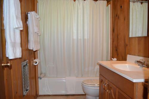 Lodge Whispering Pines Resort