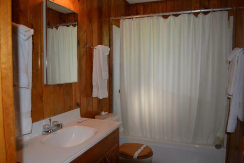 Lodge Whispering Pines Resort