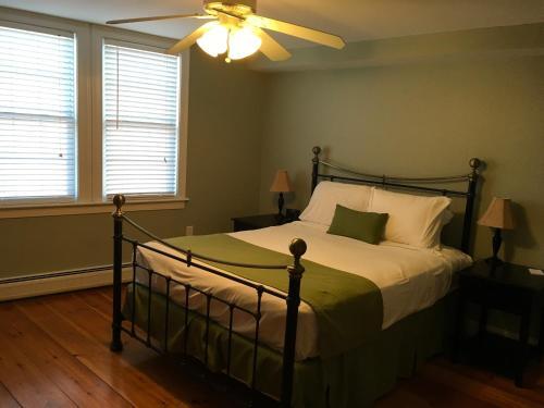 Bed & Breakfast Essex Street Inn