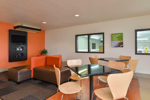 Motel 6 Meridian