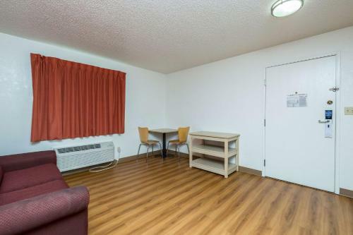 Motel 6 Waterloo