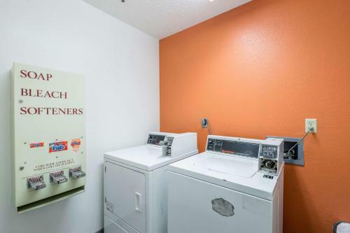 Motel 6 Waterloo