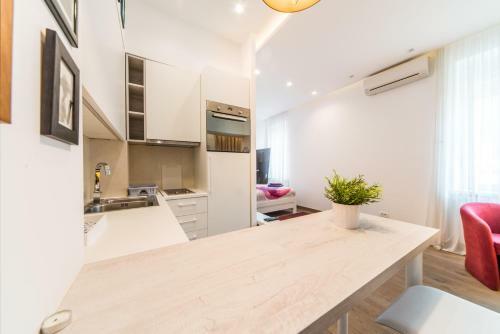 Luxury Center Point Apartment