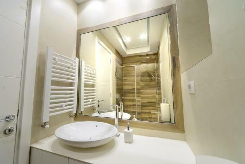 Luxury Center Point Apartment