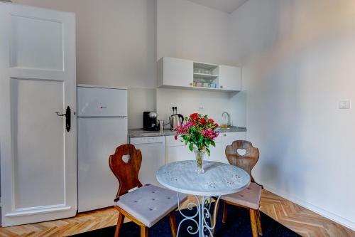 Bright Apartment Central