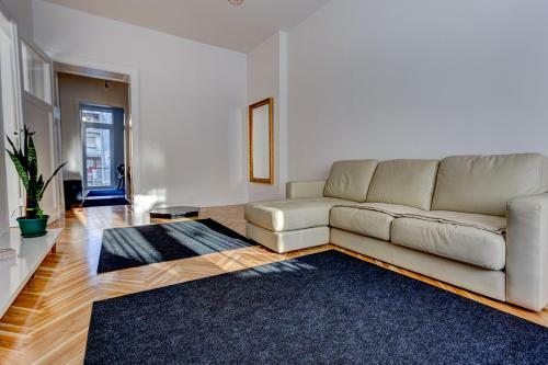 Bright Apartment Central