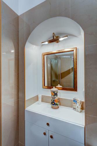 Bright Apartment Central