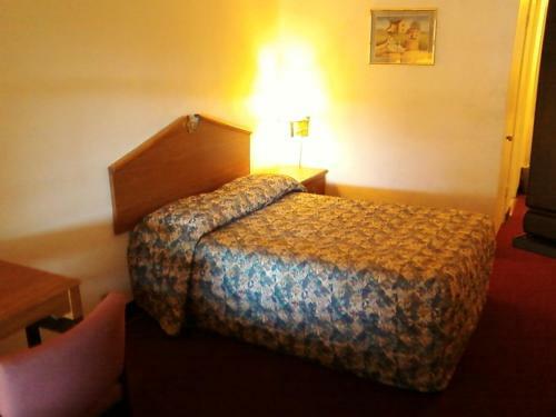 Shady Oaks Motel