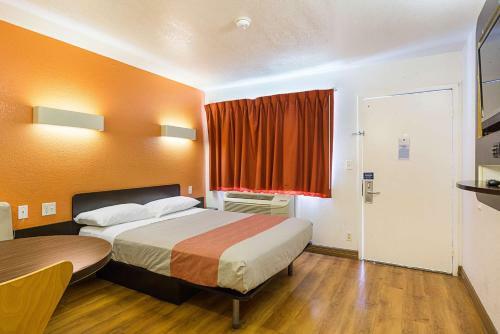 Motel 6 Conroe