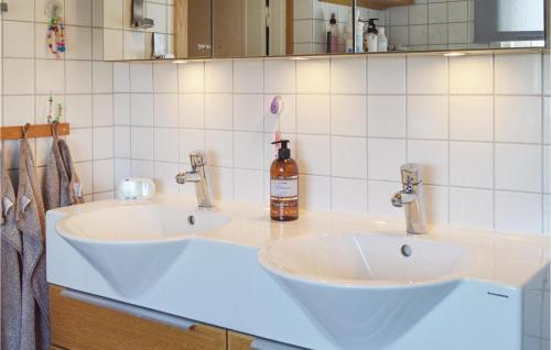 Three-bedroom Holiday Home In Saltsjo-boo