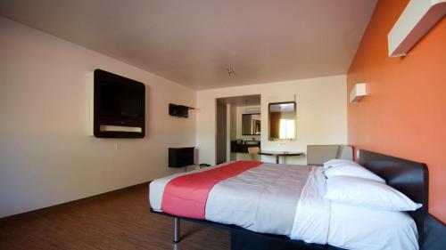 Motel 6 Desert Xpress