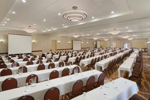 Brookfield Suites Hotel & Convention Center