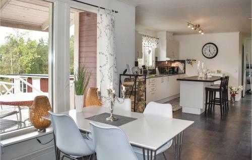 Two-bedroom Holiday Home In Vikbolandet