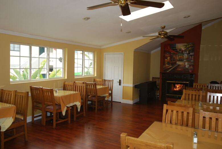 Hotel Rose Garden Inn