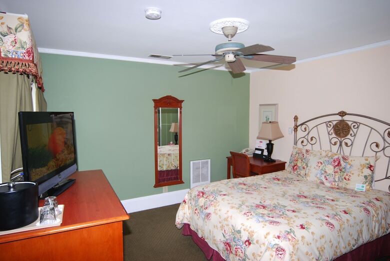 Hotel Rose Garden Inn