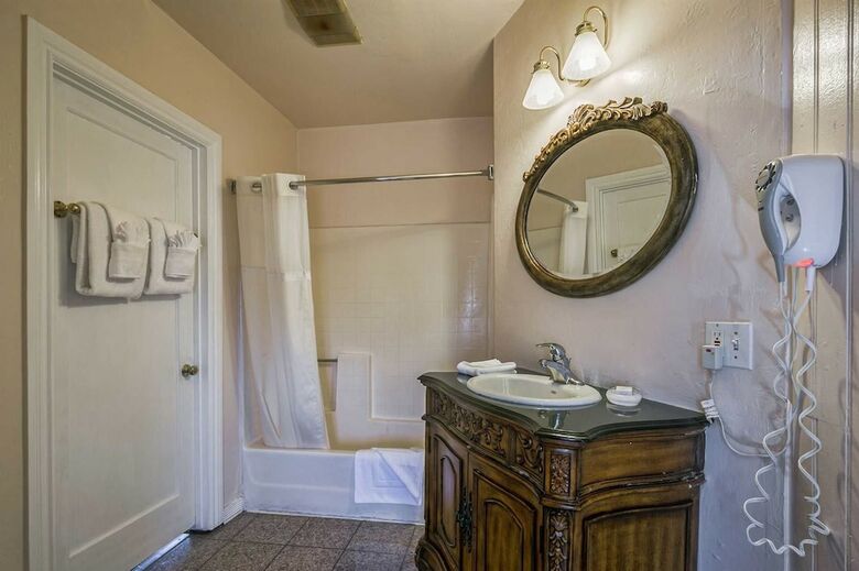 Hotel Rose Garden Inn