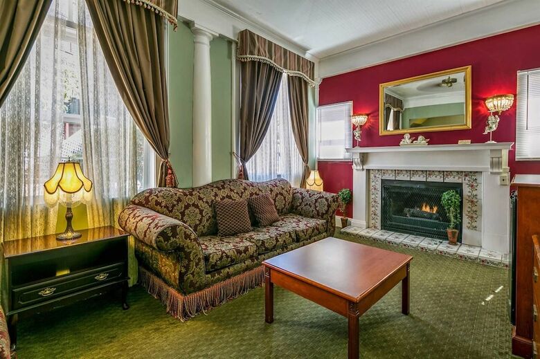 Hotel Rose Garden Inn
