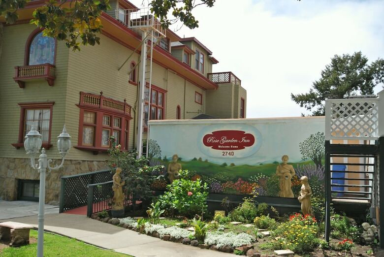 Hotel Rose Garden Inn