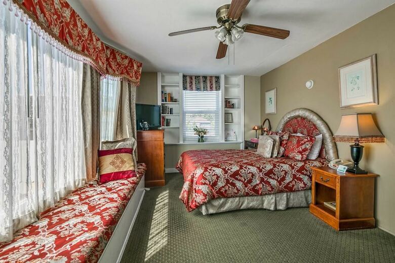 Hotel Rose Garden Inn