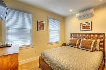 Hostal Lotus Guest House