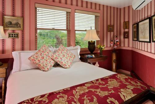 Posada Land's End Inn